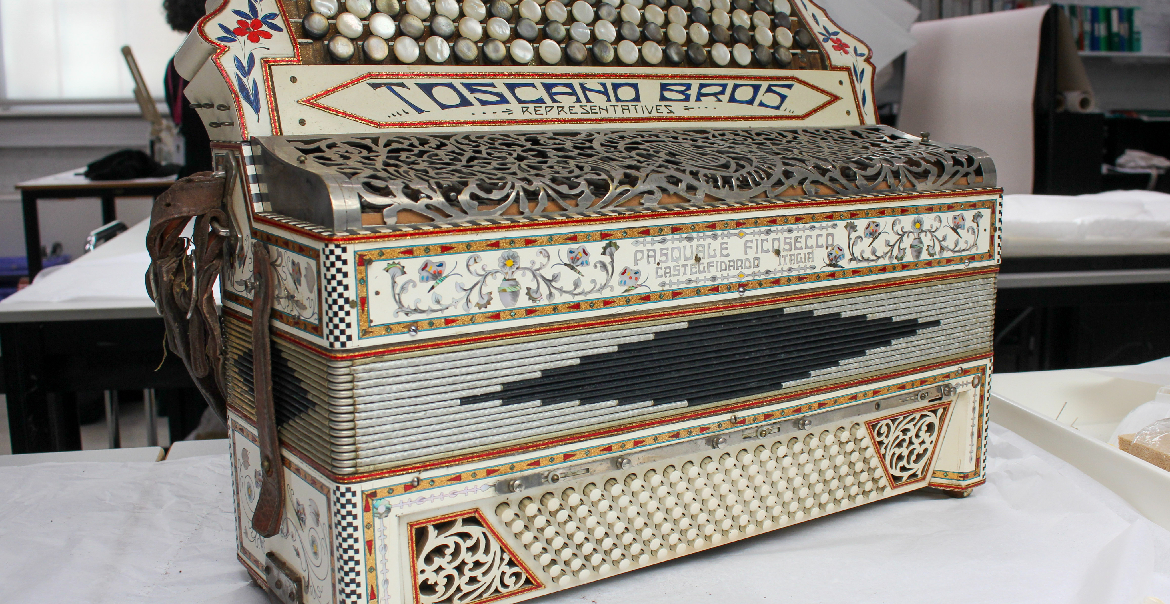 An image of an accordian